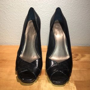 Nine West peep toe pumps — Black